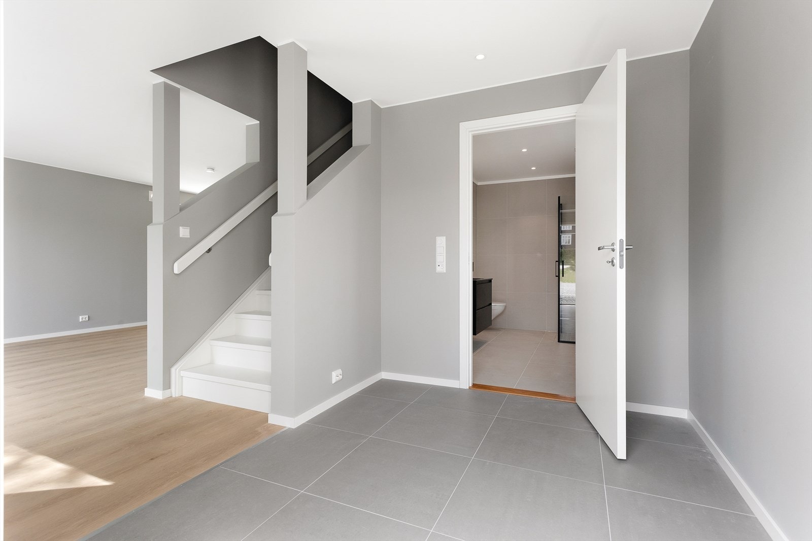 Fra entreen er det direkte adkomst til badet. Galleribilde