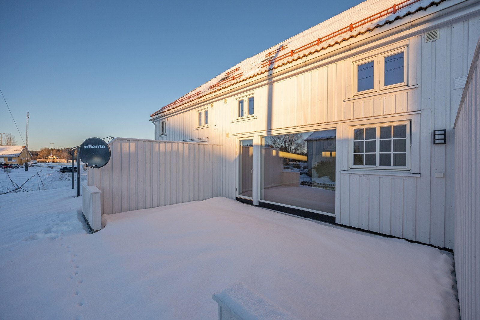 Beliggenheten passer utmerket for både ny- og veletablerte, med alle hverdagsfasiliteter lett tilgjengelig. Nærmeste dagligvare nås på få minutter, og det er kort gangavstand til flotte turmuligheter i skog og mark. Galleribilde