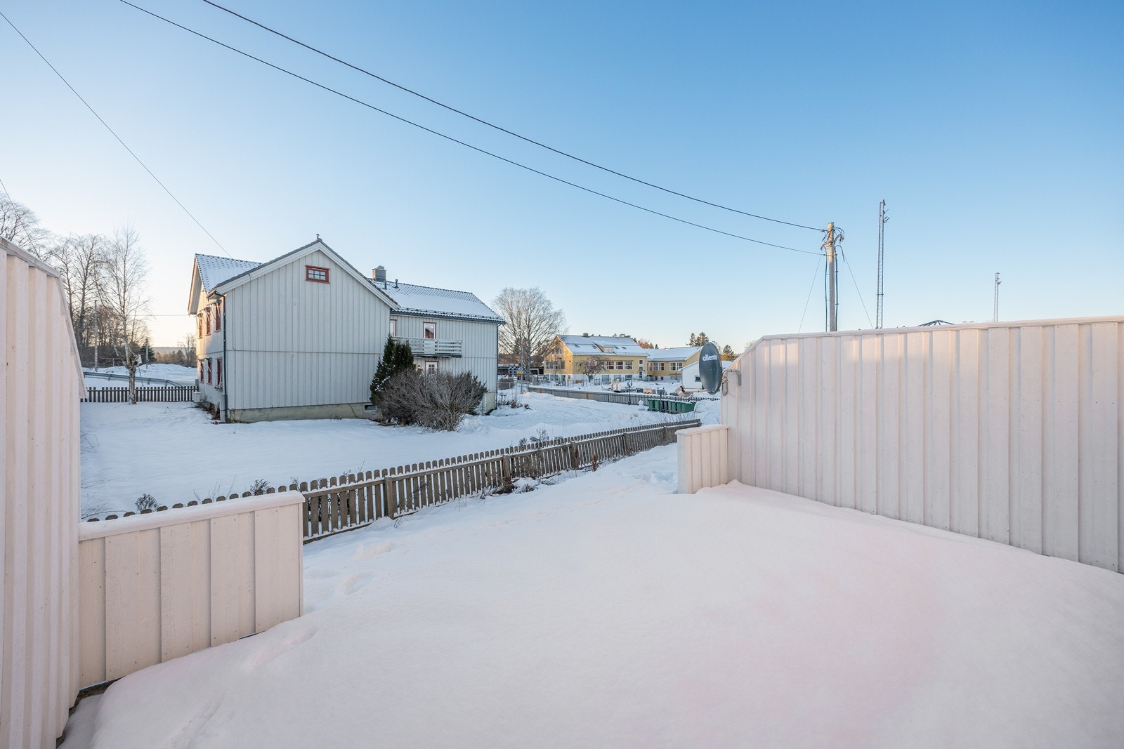 Nærmeste dagligvare nås på få minutter, og det er kort gangavstand til flotte turmuligheter i skog og mark. Galleribilde