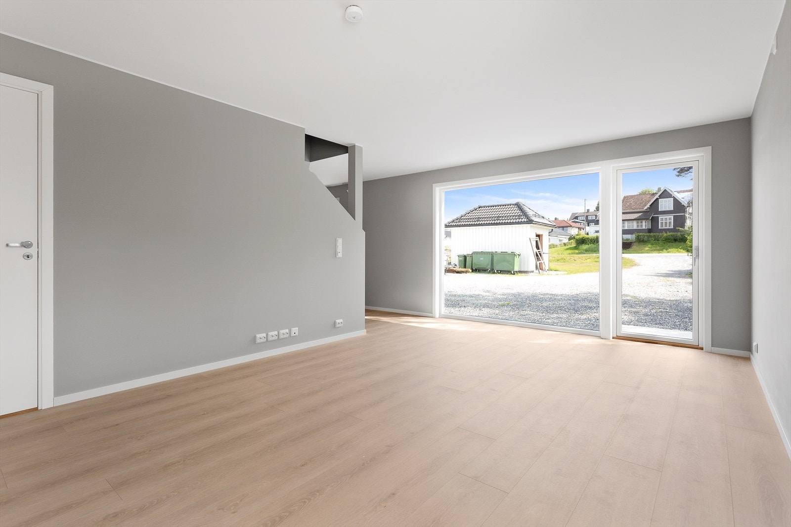 Gulvet er belagt med slitesterk 1-stavs laminat fra Berry Alloc (Champs Elysees) som er av høy kvalitet og med livstidsgaranti. Veggene er malt i en dus og elegant gråtone som gir et rolig og tidløst uttrykk. Galleribilde