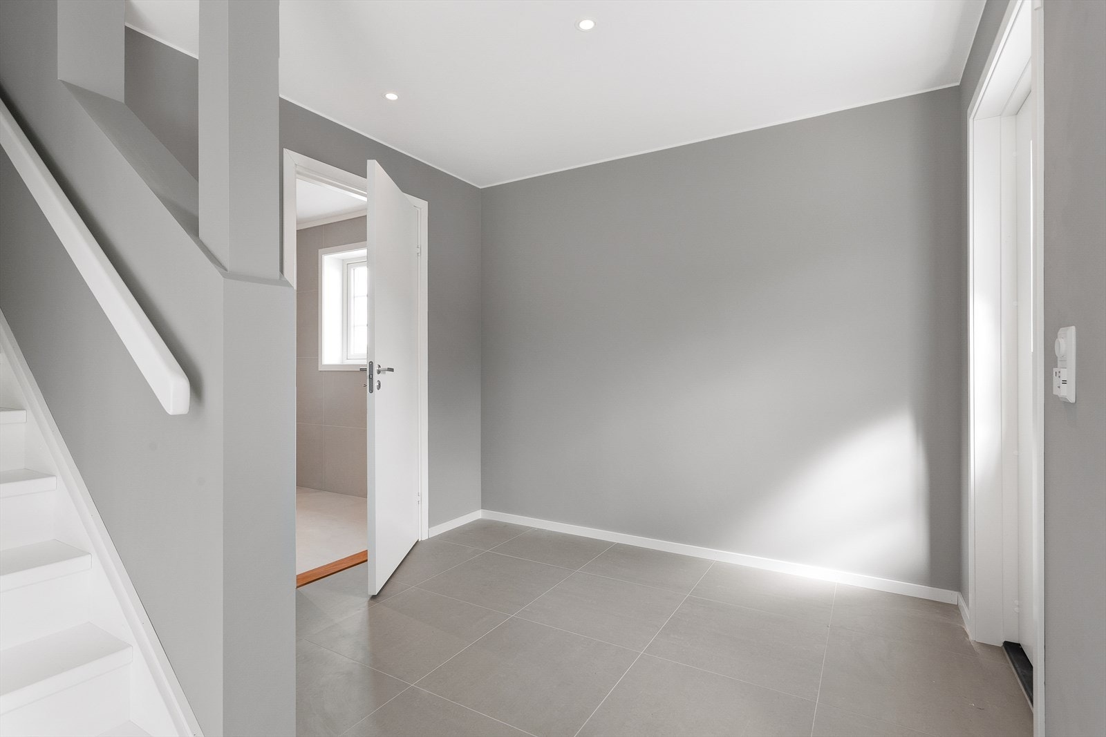 Downlights og varmekabler gir både god belysning og lun komfort, og det er plass til garderobeskap eller andre smarte oppbevaringsløsninger. Galleribilde