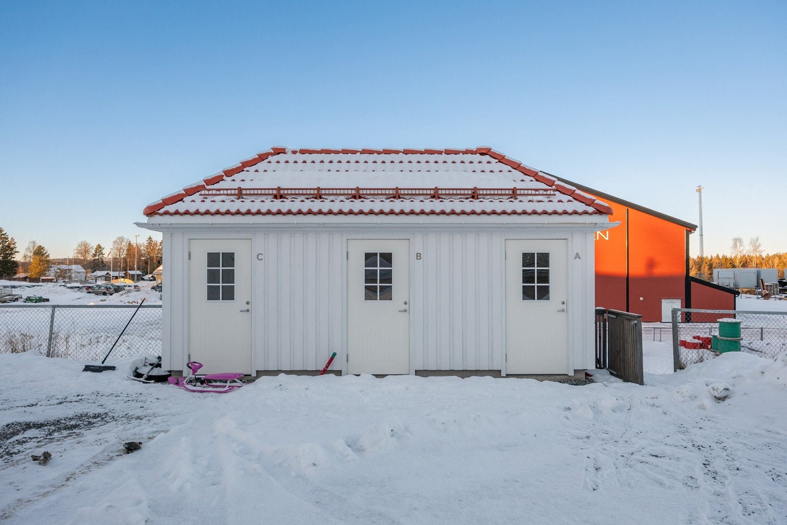 Praktisk lagringsplass finnes både i sportsbod og i teknisk rom under trappen - perfekt for en ryddig og funksjonell hverdag. Galleribilde