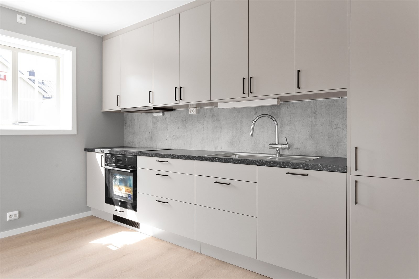 Alle hvitevarer er integrert - stekeovn, induksjonstopp, oppvaskmaskin samt kombinert kjøl/frys. For ekstra trygghet er kjøkkenet utstyrt med både komfyrvakt og lekkasjevarsler med automatisk vannstoppsystem. Galleribilde