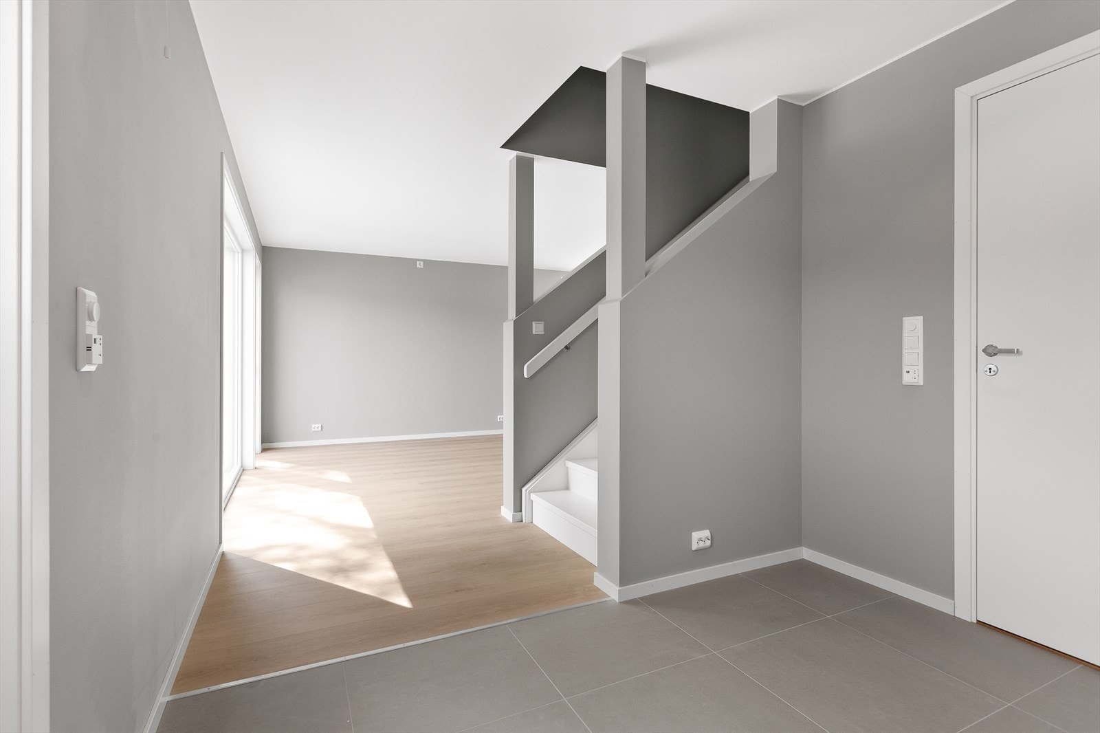 Fra entréen åpner boligen seg opp i et luftig og moderne allrom hvor stue og kjøkken går sømløst sammen. Galleribilde