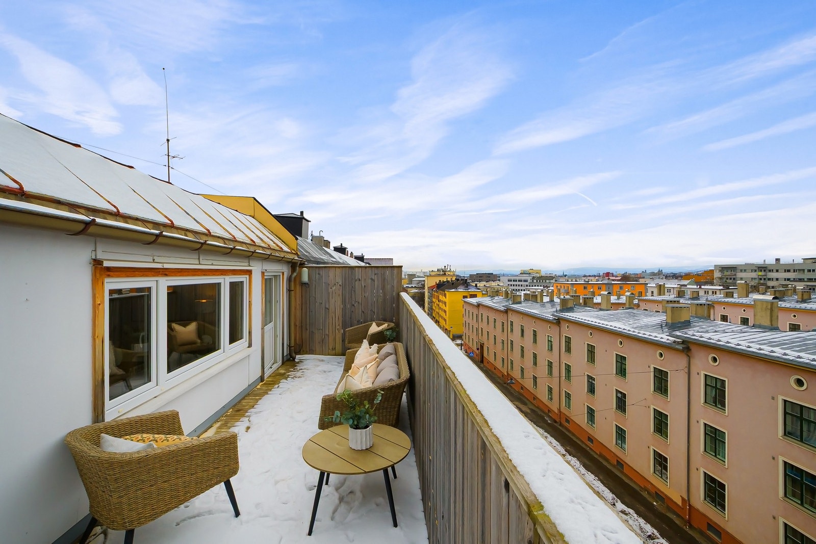 Utgang fra stue til vestvendt terrasse på 16 m2. Fantastiske solforhold på ettermiddag- og kveld med fantastisk utsikt. Det er tillatt med gass og kullgrill. Galleribilde