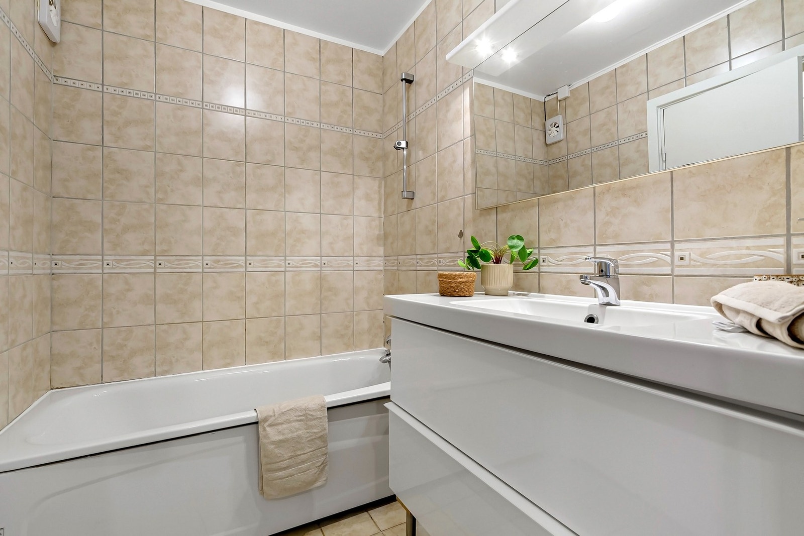 Romslig, flislagt baderom. Galleribilde