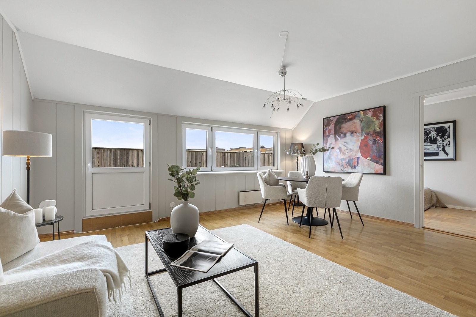 Lys, luftig og romslig stue med god plass til sofagruppe og spisebord. Galleribilde