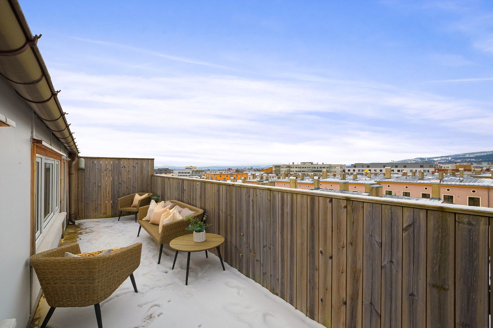 Denne flotte terassen har utgang fra stue og vender mot vest med sol til sent på kvelden og flott utsikt over bl.a. Holmenkollen og sjøutsikt til Oslofjorden. Galleribilde