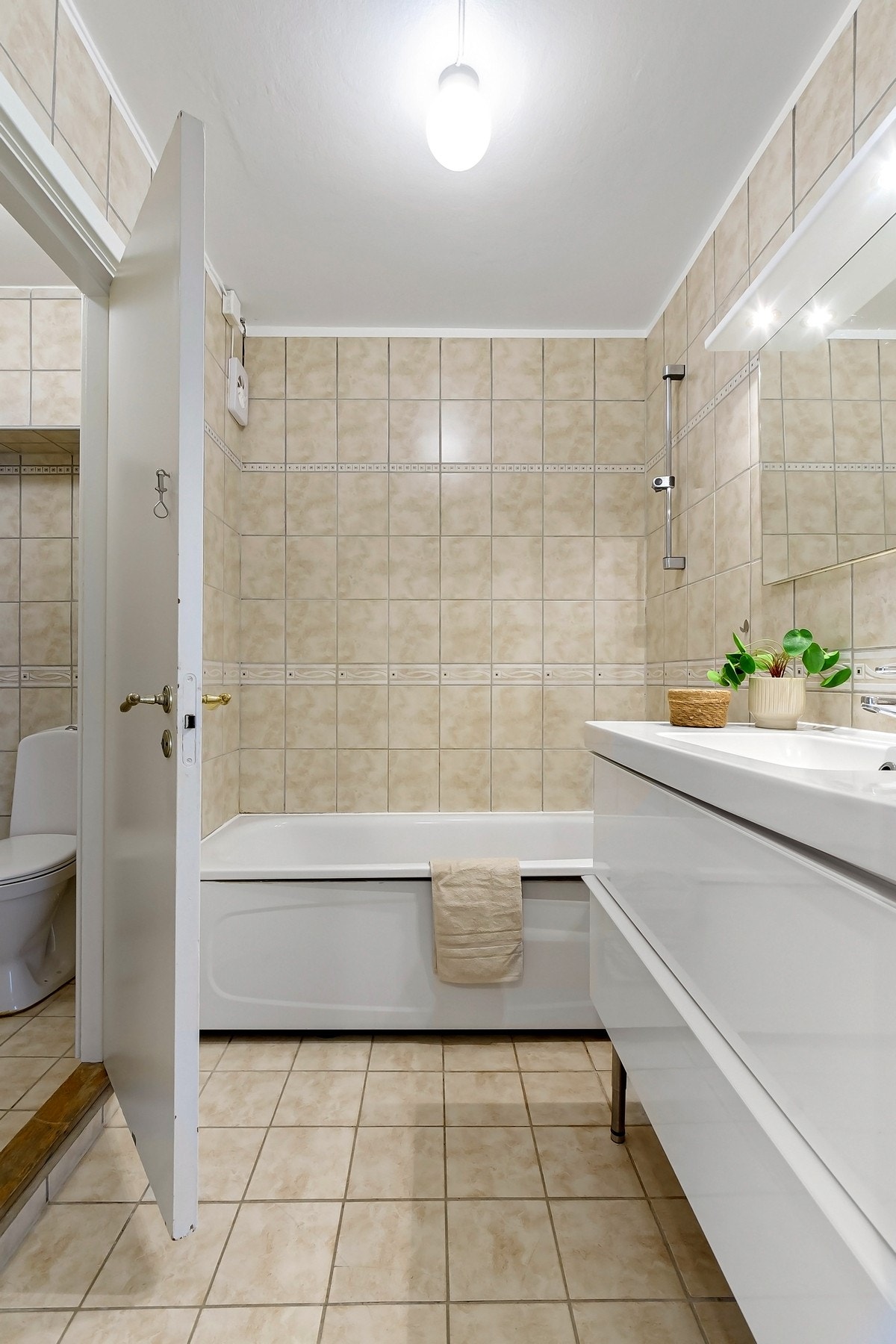 Badet er utstyrt med både badekar med dusjløsåing og separat wc-del. Galleribilde