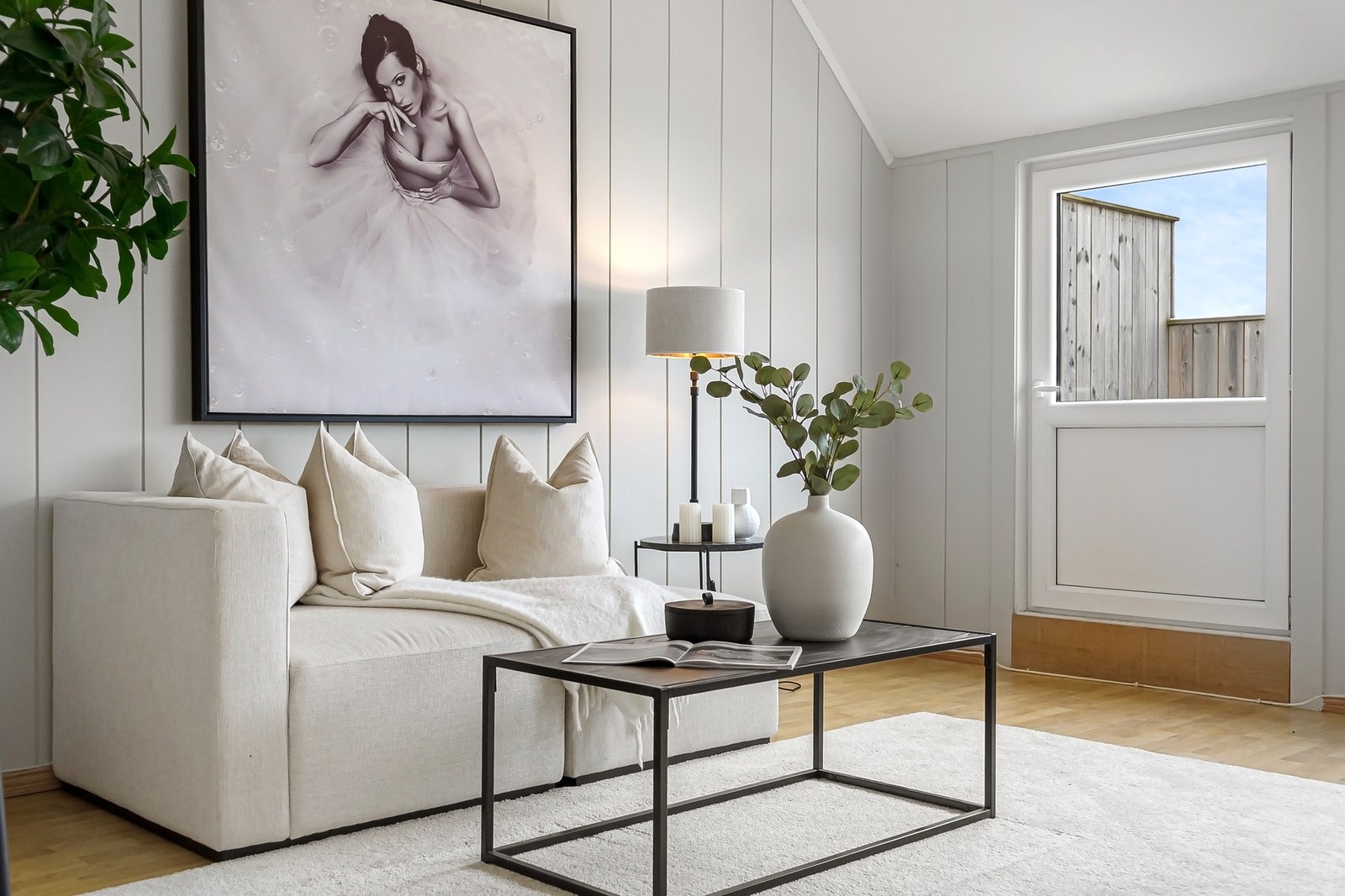 Leiligheten ligger høyt og fritt og er gjennomgående med lysinnslipp fra begge sider. Ingen innsyn. Galleribilde