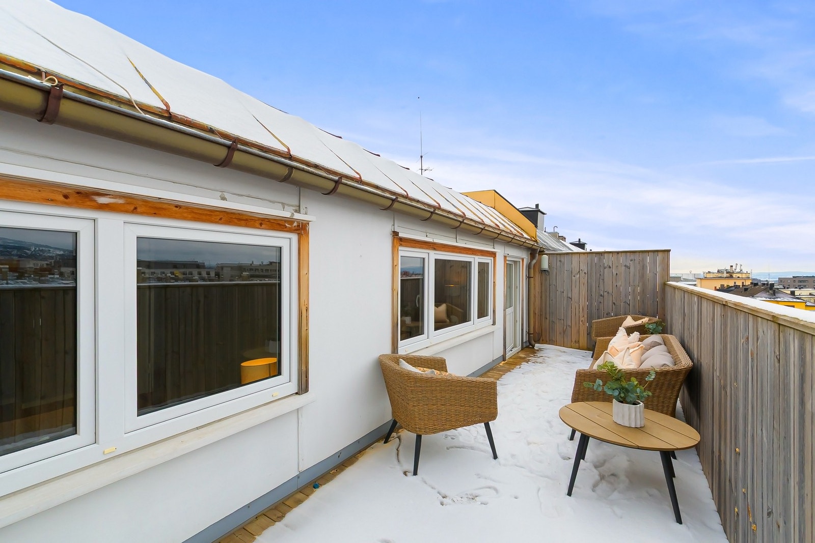 God plass till både sittegruppe, lounge, spisebord og grill. Det er tillatt med gass grill og utekjøkken på terrassen. Galleribilde