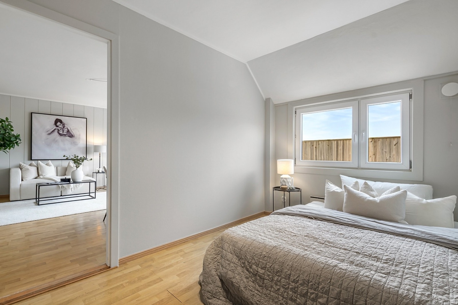 Det er mulig å flytte kjøkkenet ut i stuen for å få ett ekstra soverom, eller å fjerne veggen mellom stue/soverom for å lage åpen løsning og to soverom mot bakgård. Galleribilde