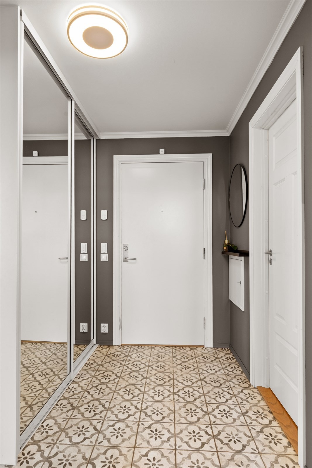 Entré/hall med skyvedørsgarderobe Galleribilde