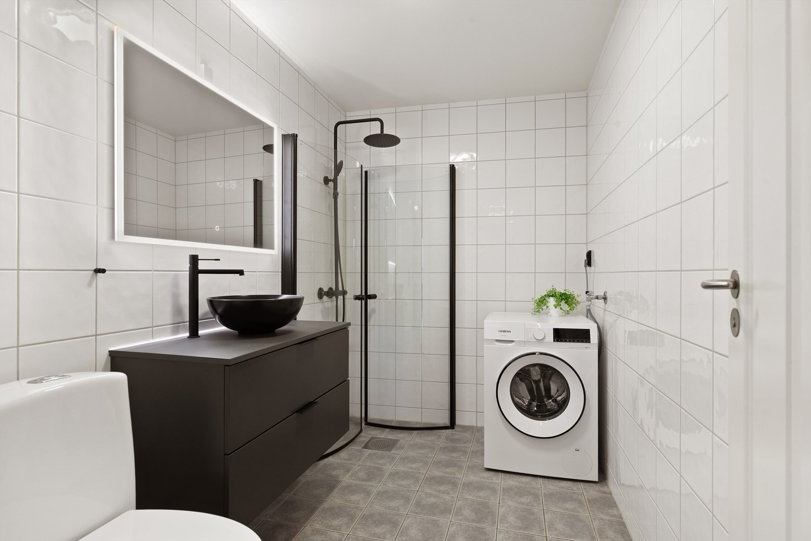 Meget delikat og helfliset bad med moderne innredning Galleribilde