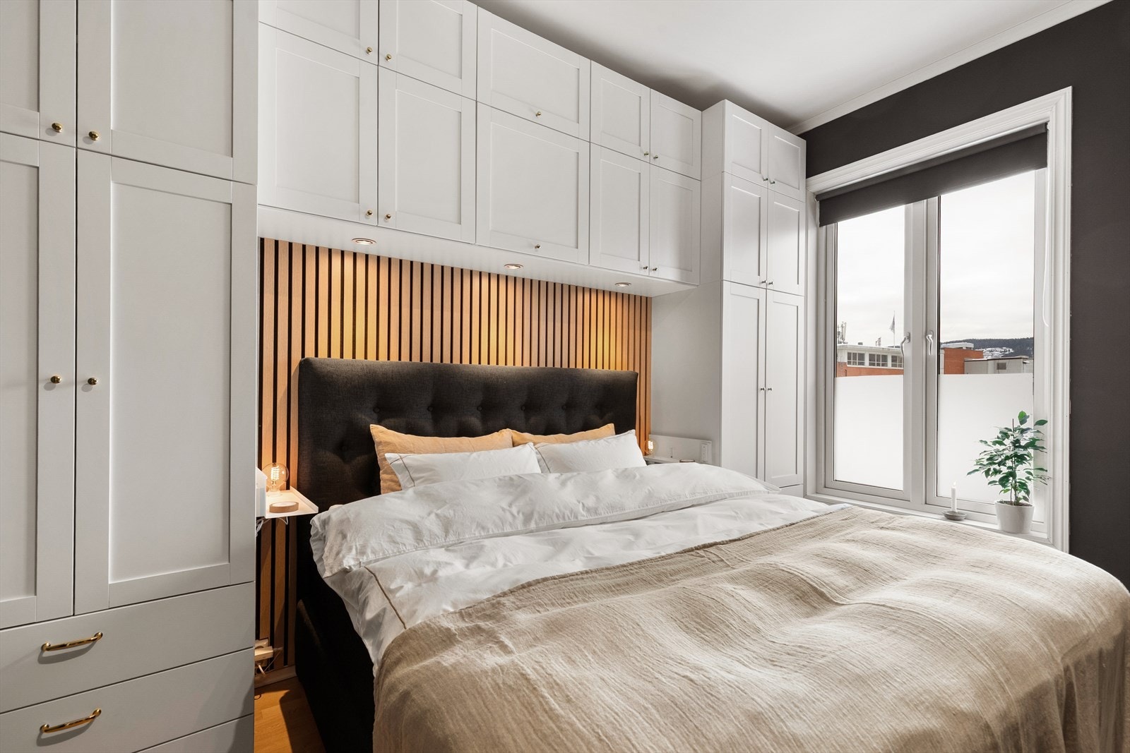 Hovedsoverom med delikat plassbygget innredning og spilevegg Galleribilde