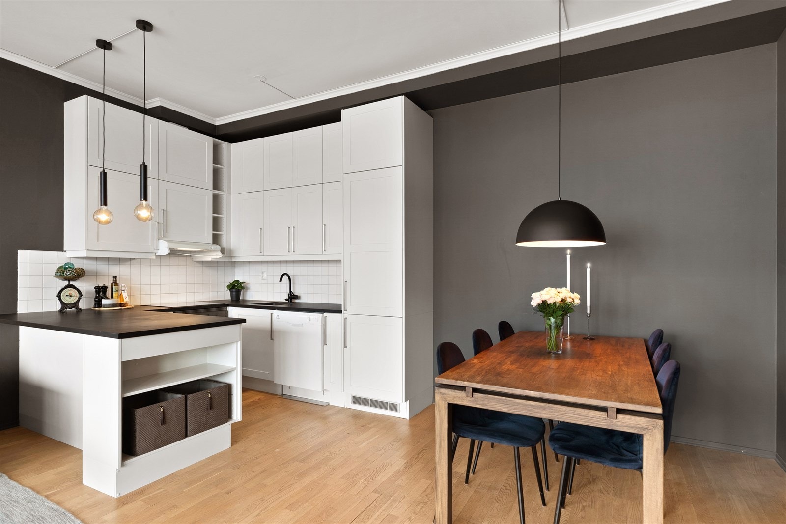 Kjøkkenet er godt utnyttet med rikt med innredning mot den gode takhøyden Galleribilde