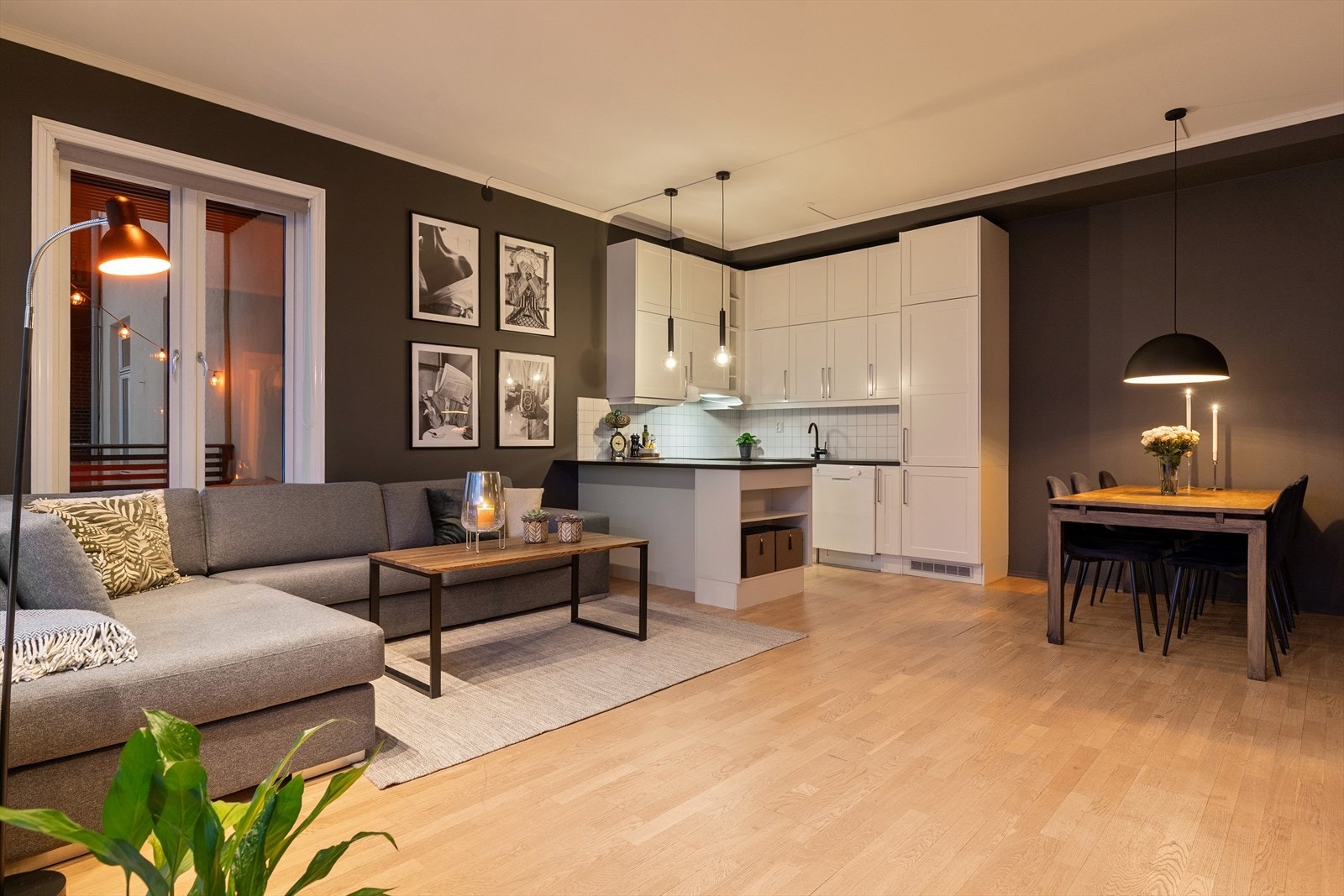 Stue og kjøkken er i åpen løsning, noe som gir et sosialt og fint oppholdsrom Galleribilde