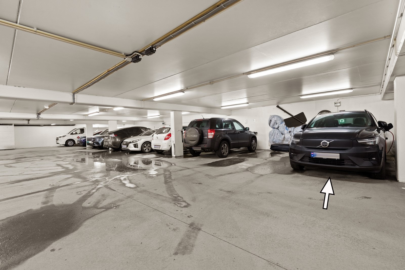 Det medfølger en parkeringsplass i garasjekjeller over gaten Galleribilde