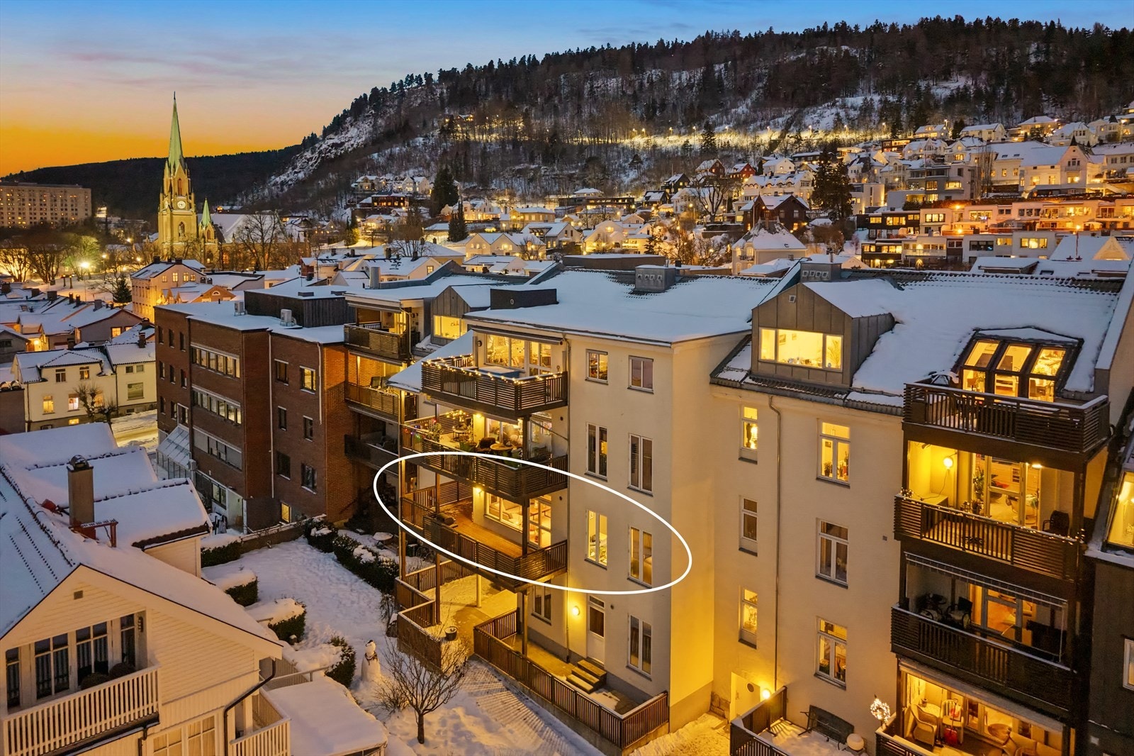 Leiligheten har en meget flott uteplass, samt tilhørende garasje Galleribilde