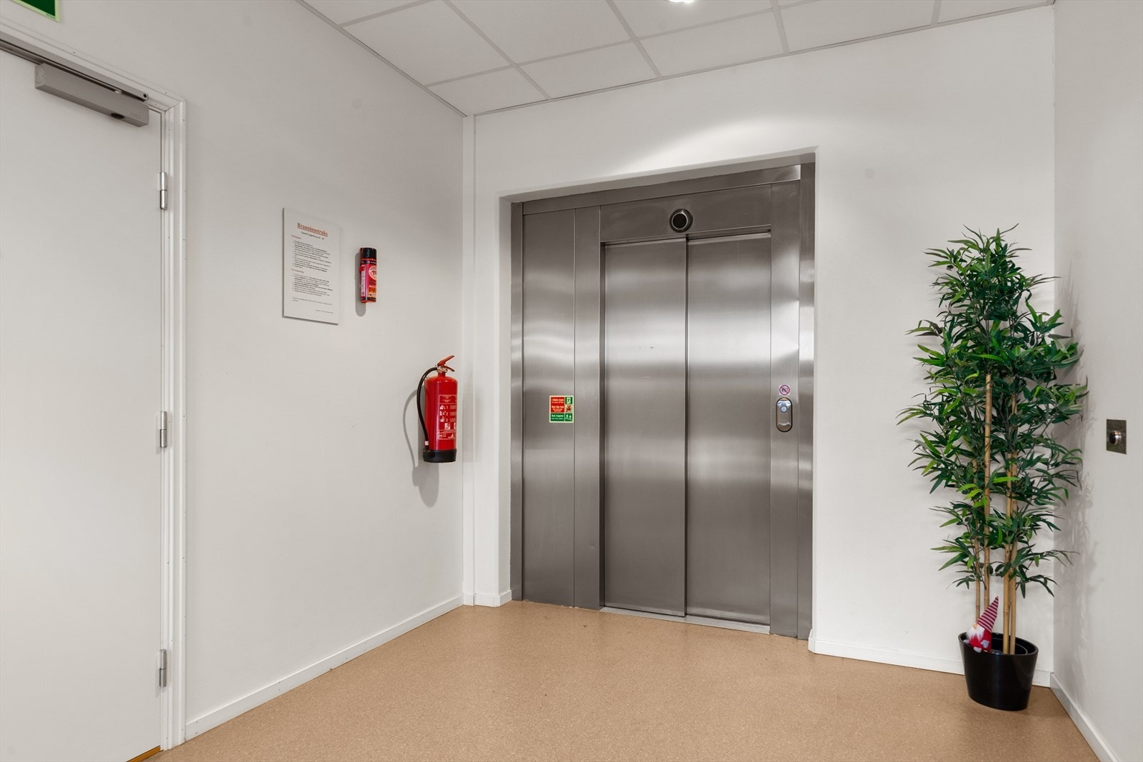 Velkommen hjem! Heisadkomst opp til etasjeplan Galleribilde