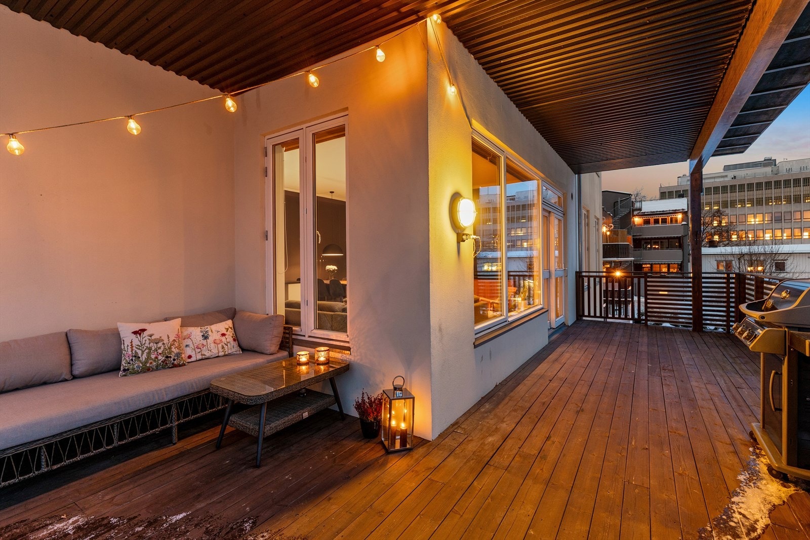 Uteplassen er lun og takoverbygget med gode møbleringsmuligheter Galleribilde