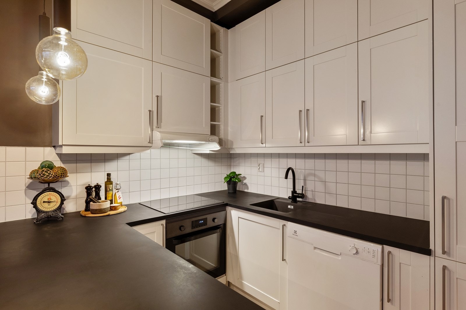 Flis over kjøkkenbenk for enkelt renhold Galleribilde