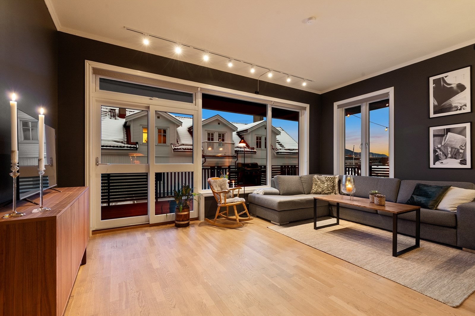 Fra leiligheten er det utgang til en romslig uteplass Galleribilde