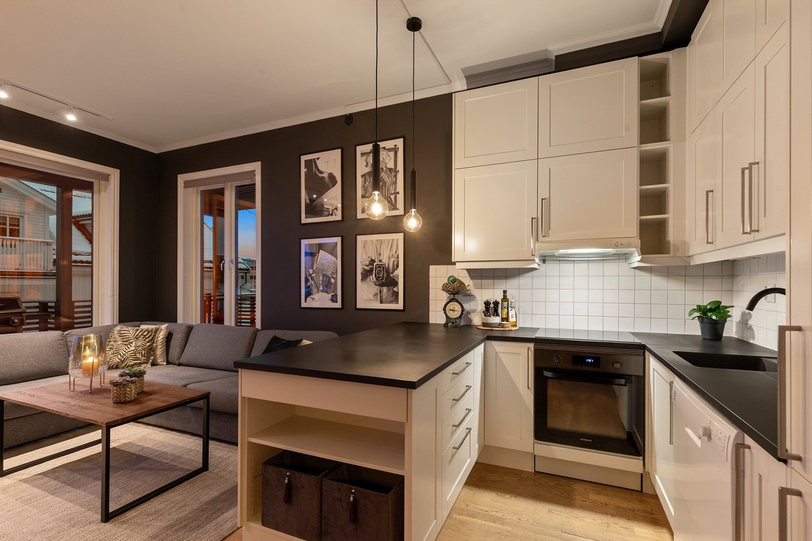 Kjøkkenet har delvis integrerte hvitevarer (frittstående oppvaskmaskin). Alle hvitevarene medfølger salget. Galleribilde