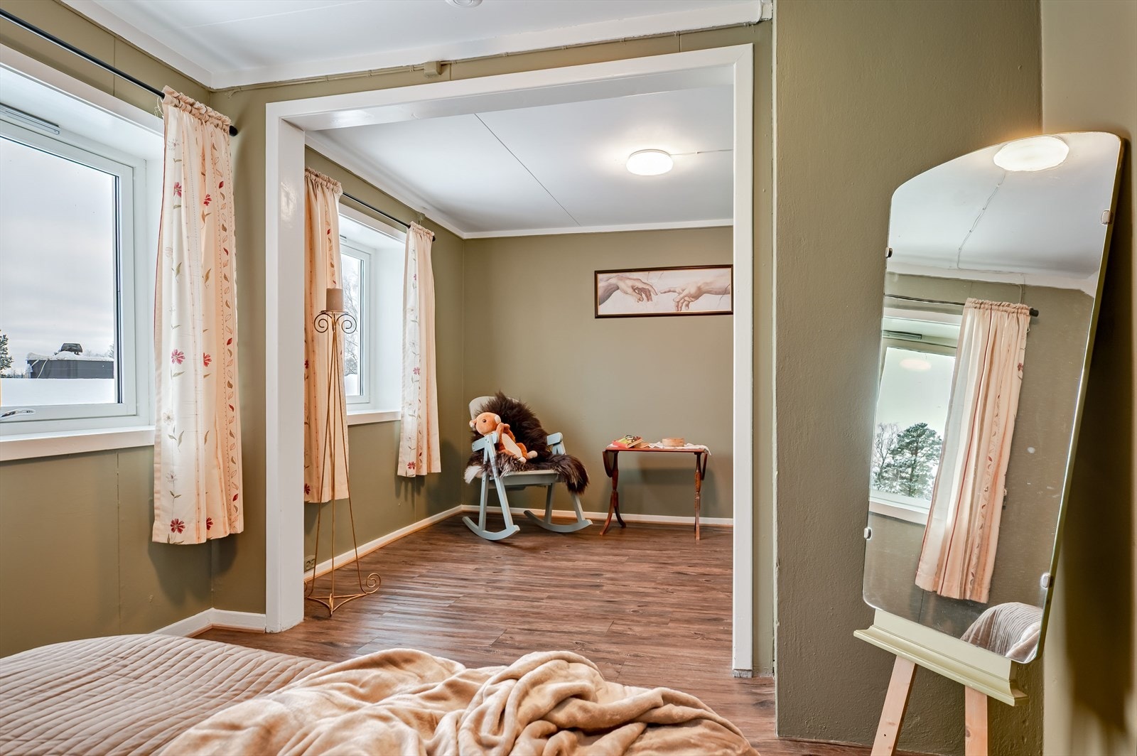 Soverommet var opprinnelig 2 mindre soverom som i dag er slått sammen til ett stort rom. Galleribilde