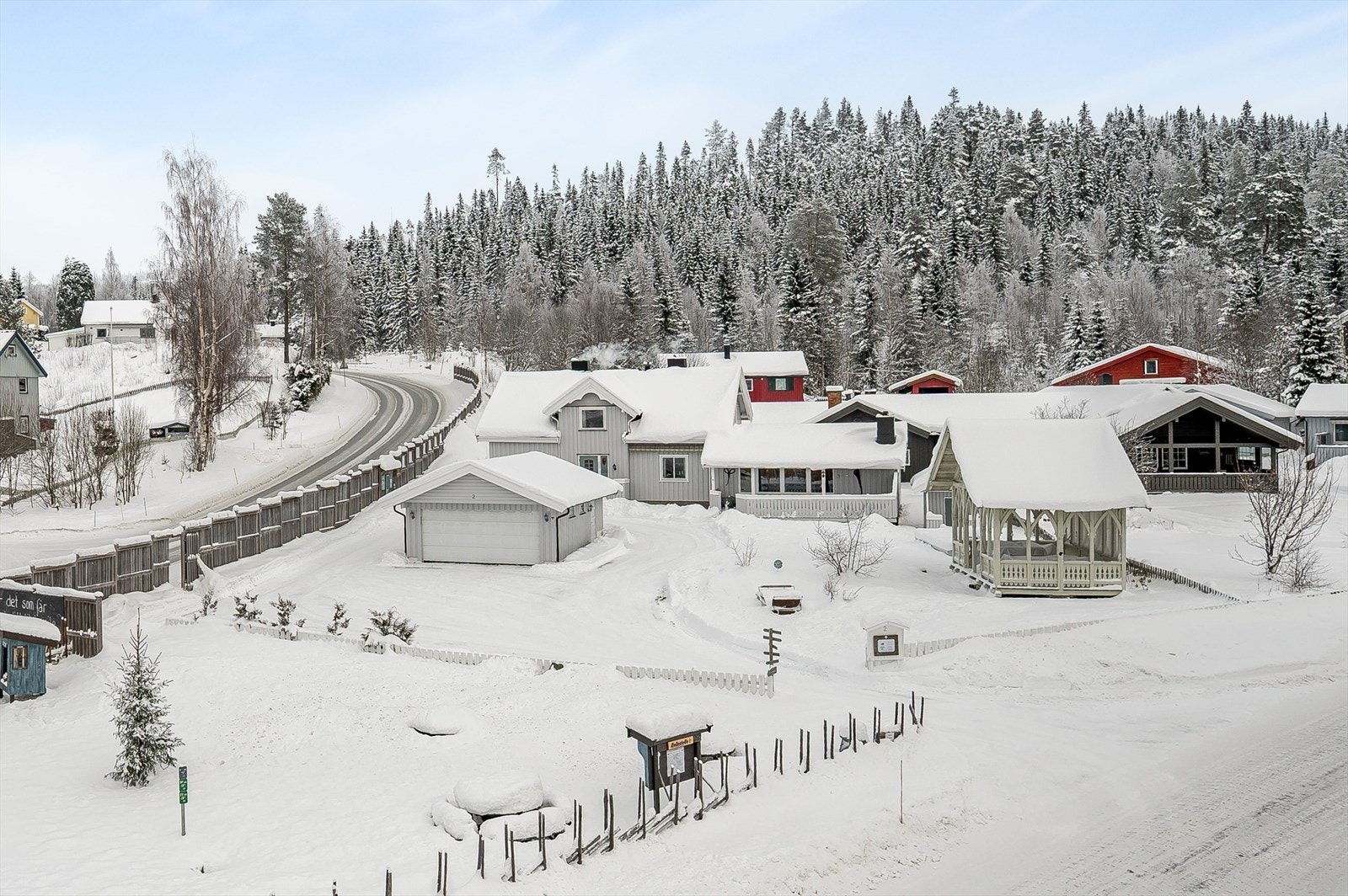Eiendommen er bebygd med en stor enebolig, en dobbeltgarasje fra 2010 og et lysthus som består av en sveitserveranda. Galleribilde