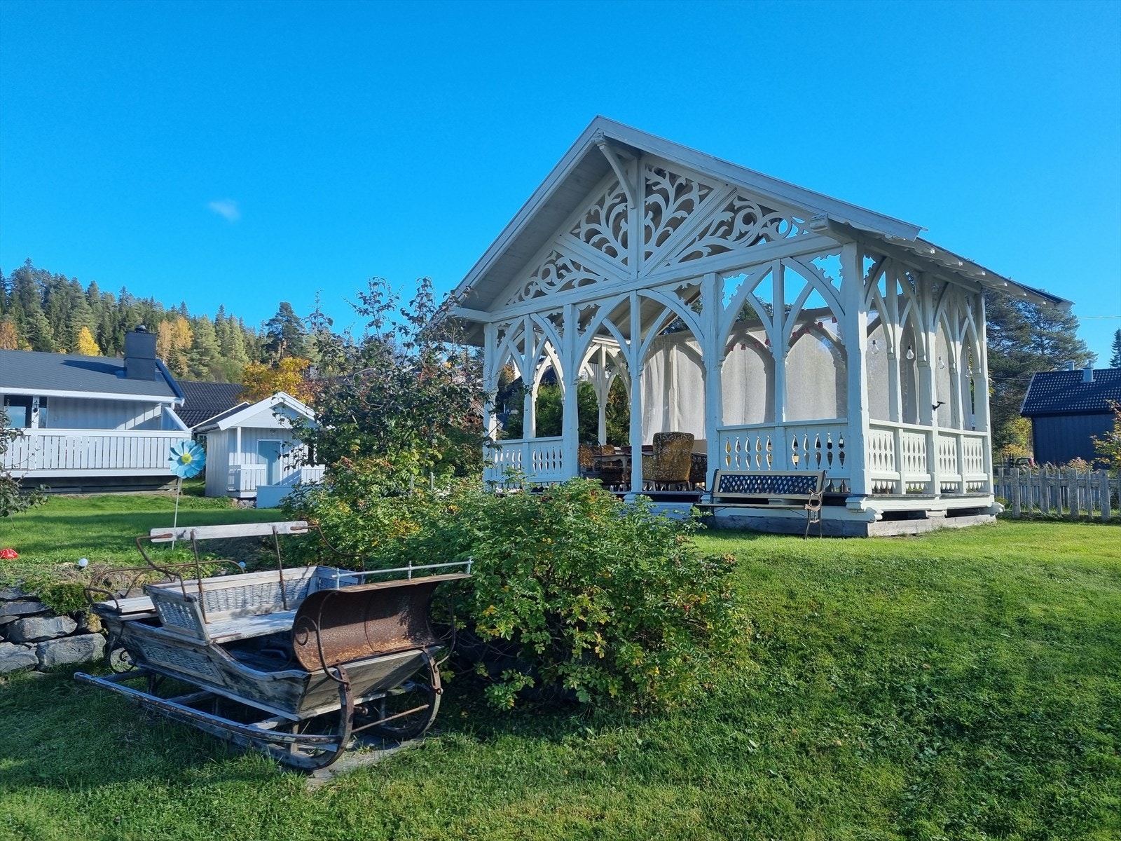 Eiendommen er også bebygd med et lysthus som består av en sveitserveranda fra Solheimsbygningen som ble satt opp i hagen i 2017. Selgers private bilde. Galleribilde
