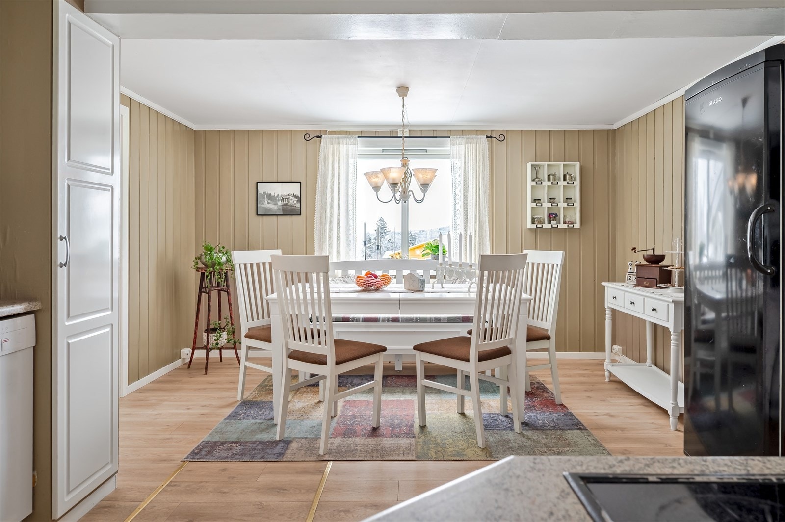 God standard med pen Pergo klikkvinyl på gulv og panel på veggene malt i en fin varm farge. Galleribilde