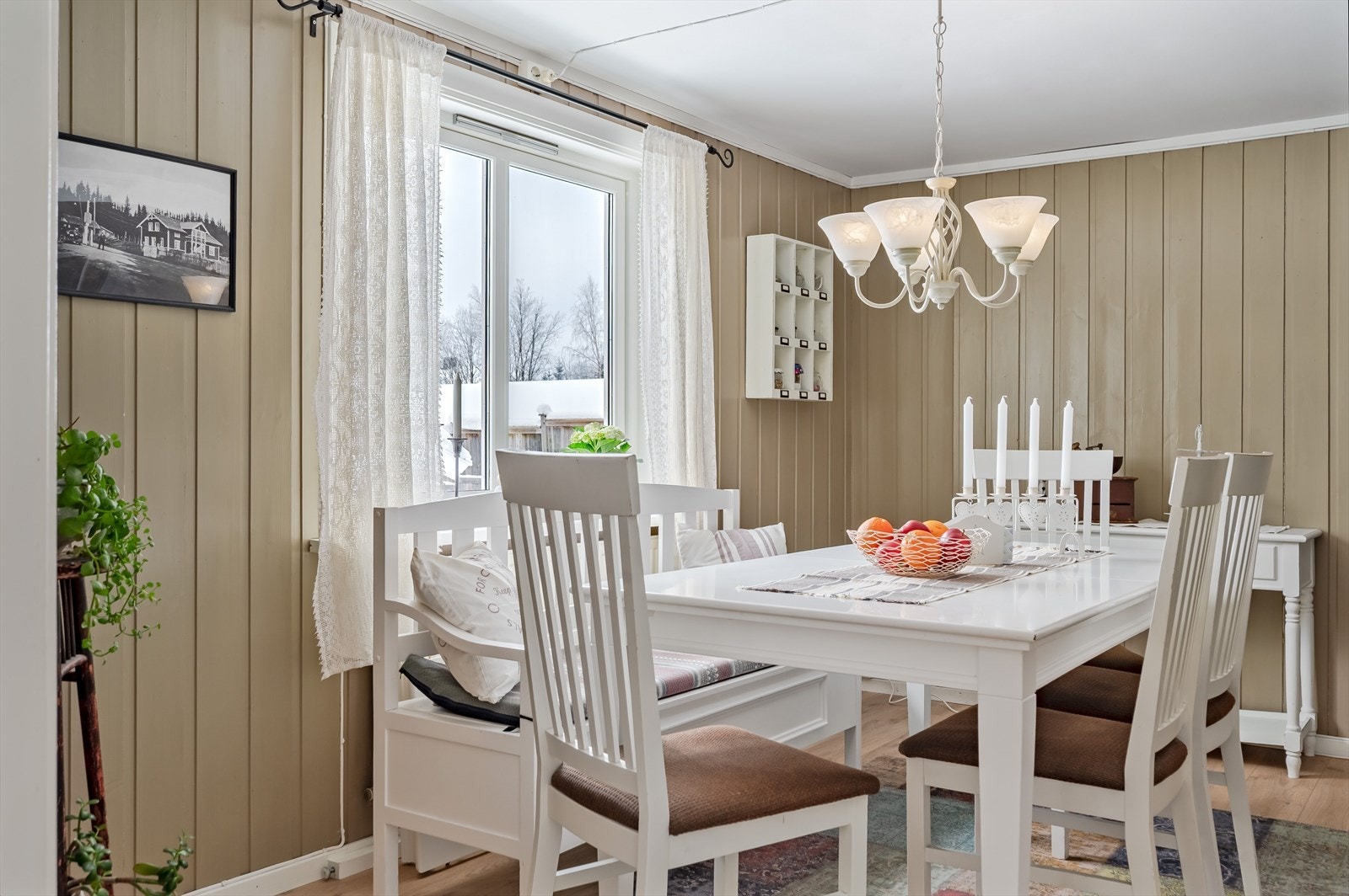 I tilknytning til kjøkkenet er det plass til et stort spisebord som gjør at også kjøkkenet blir et naturlig oppholdsrom. Galleribilde