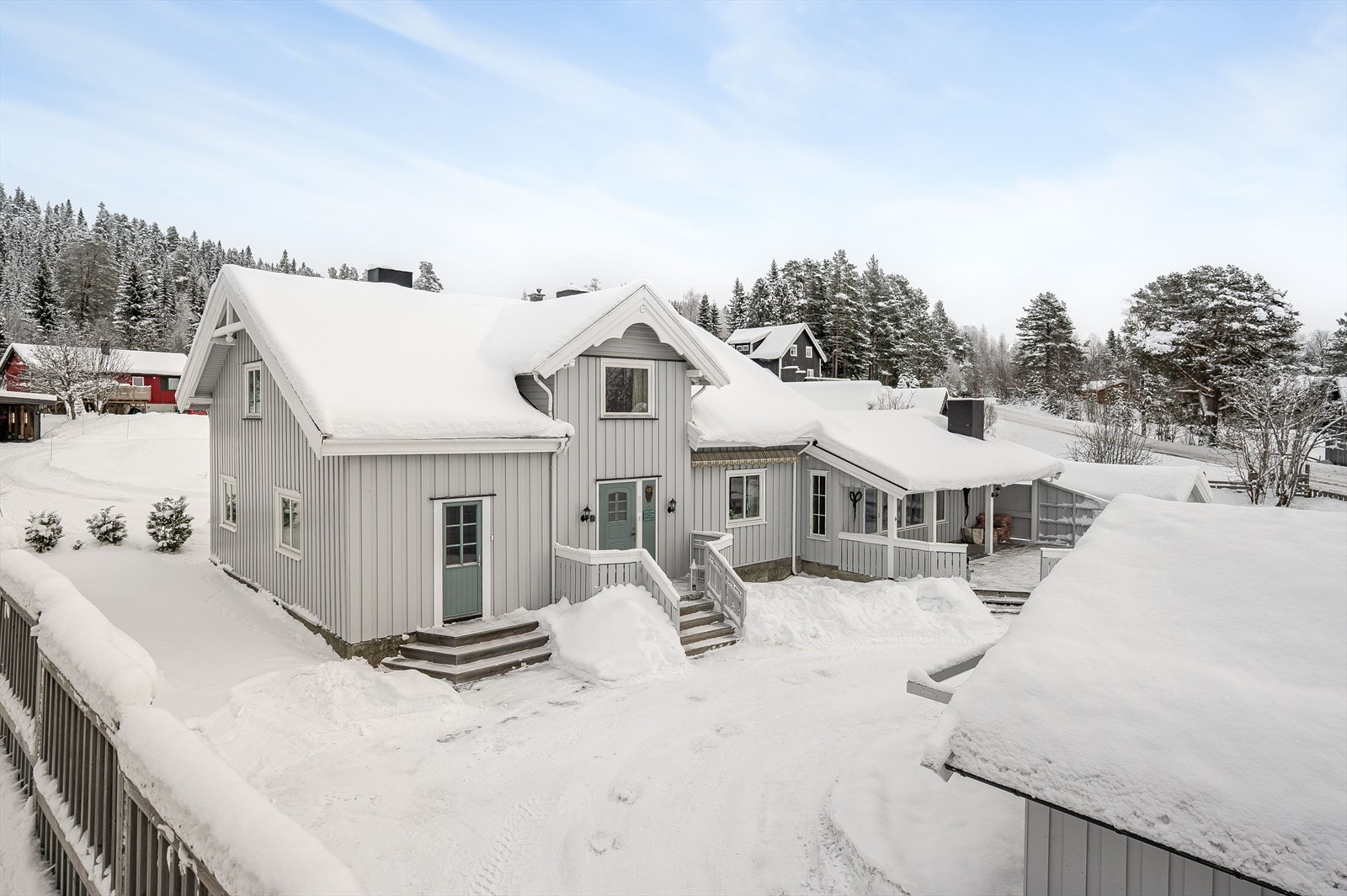 Deler av boligen er en tømmerkasse fra 1800-tallet som er senere påbygget flere ganger og siste gang i 1975. Byggeår 1912 er hentet fra eiendomsverdi.no og opphavet til dette årstallet er ukjent. Galleribilde