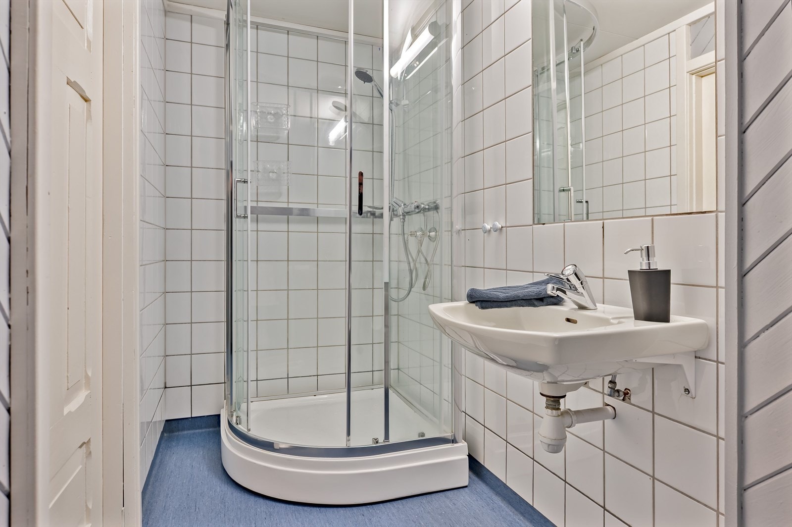 I tilknytning til soverommene i 2. etasje er det et lyst baderom med belegg på gulv, lyse fliser på veggene og avtrekksvifte. Galleribilde