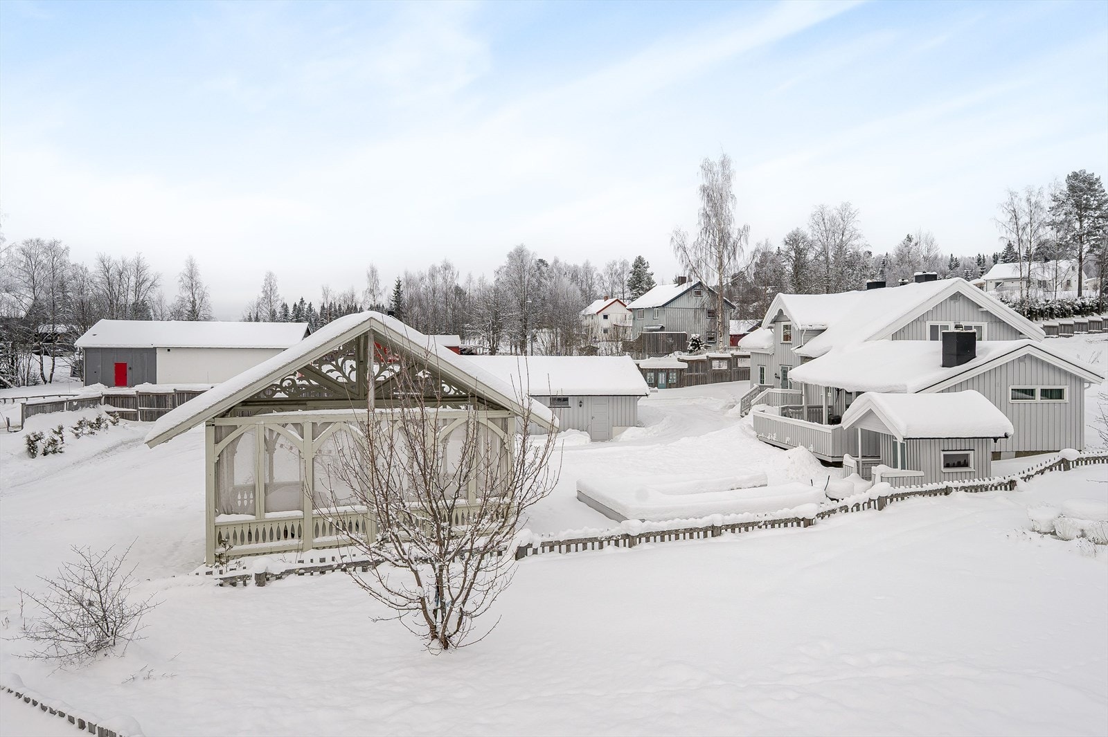Kort avstand til skiløyper som blant annet tar deg opp til løypenettet på Sjusjøen. På sommerstid er det mange gode turmuligheter samt fine bademuligheter på Sør- Mesna og Nord-Mesna. Galleribilde