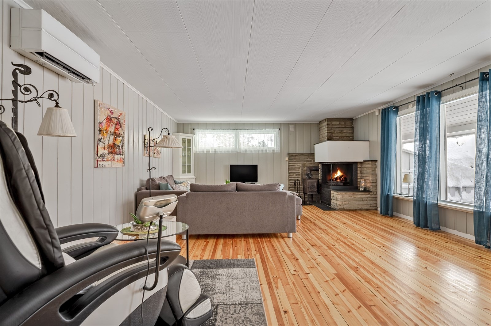 Fra kjøkkenet kommer du videre til en stor stue som ble tilbygget i ca. 1975. Stuen har god standard med lakkerte tregulv og malt panel på veggene. Galleribilde