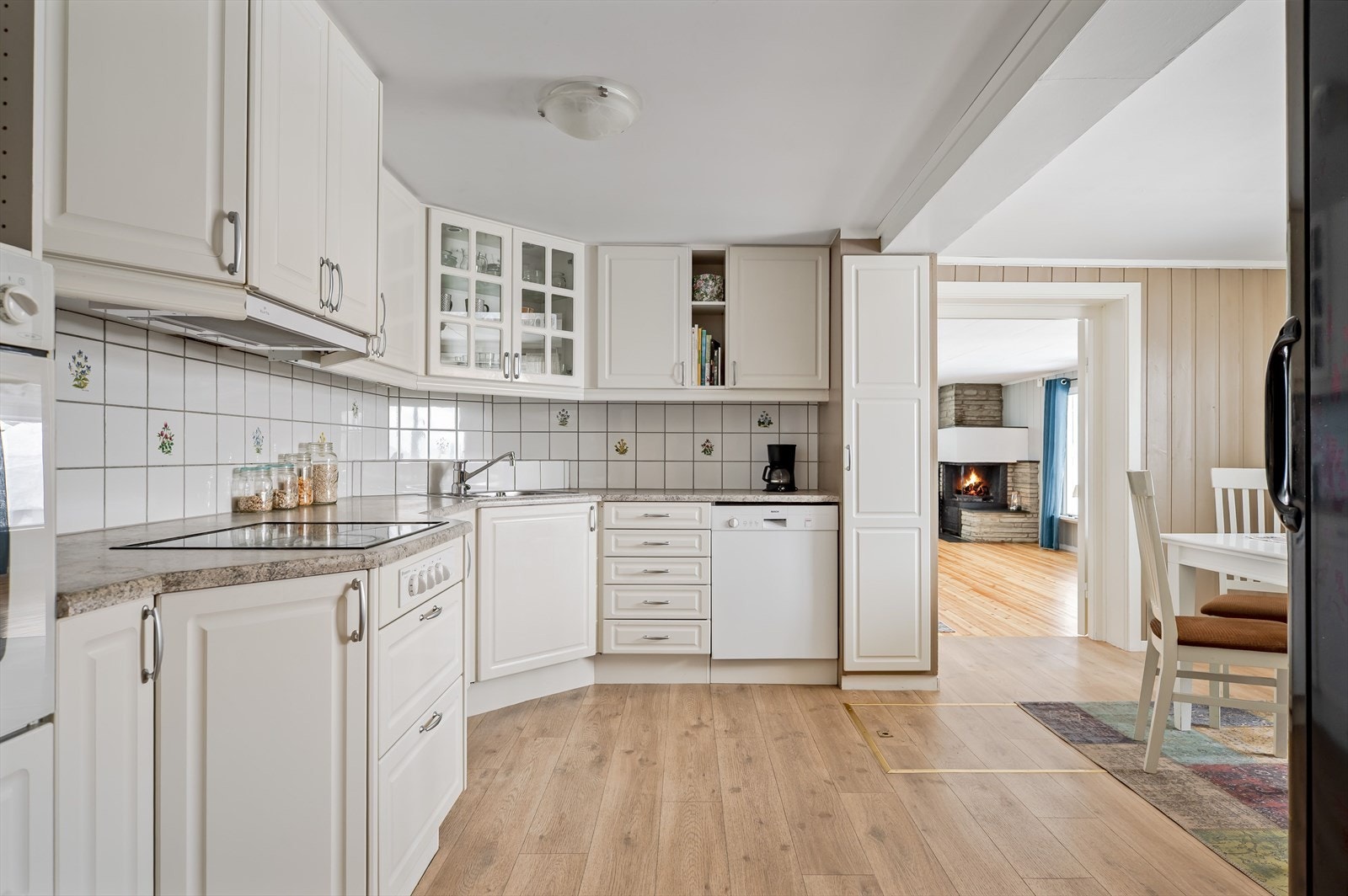 Fra gangen kommer du videre inn til kjøkkenet som ligger i en sosial og åpen løsning med spisestuen. Lys kjøkkeninnredning med god skap- og benkeplass. Galleribilde