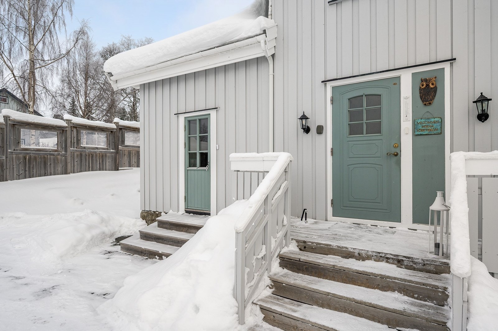 Du ønskes velkommen inn via et hyggelig inngangsparti med trapp og terrassebord. Montert utebelysning, kodeboks og ringeklokke. Galleribilde