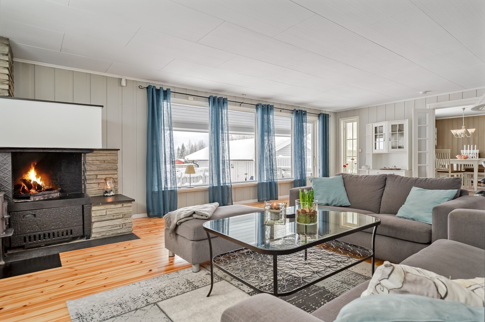 Stuen har flere store vinduer mot sydvest som slipper inn rikelig med naturlig lys. Boligen har vinduer med 2- og 3-lags isolerglass fra flere årstall hovedsakelig mellom 2009 og 2025. Galleribilde