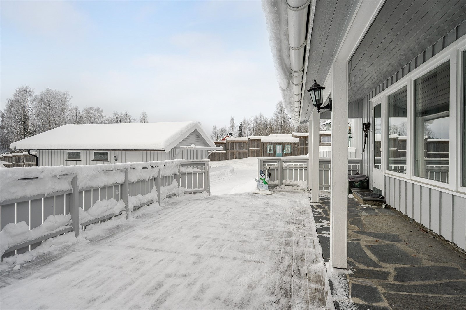 Fra stuen har du utgang til en stor og solrik sydvestvendt terrasse som er perfekt på varme sommerdager. Galleribilde