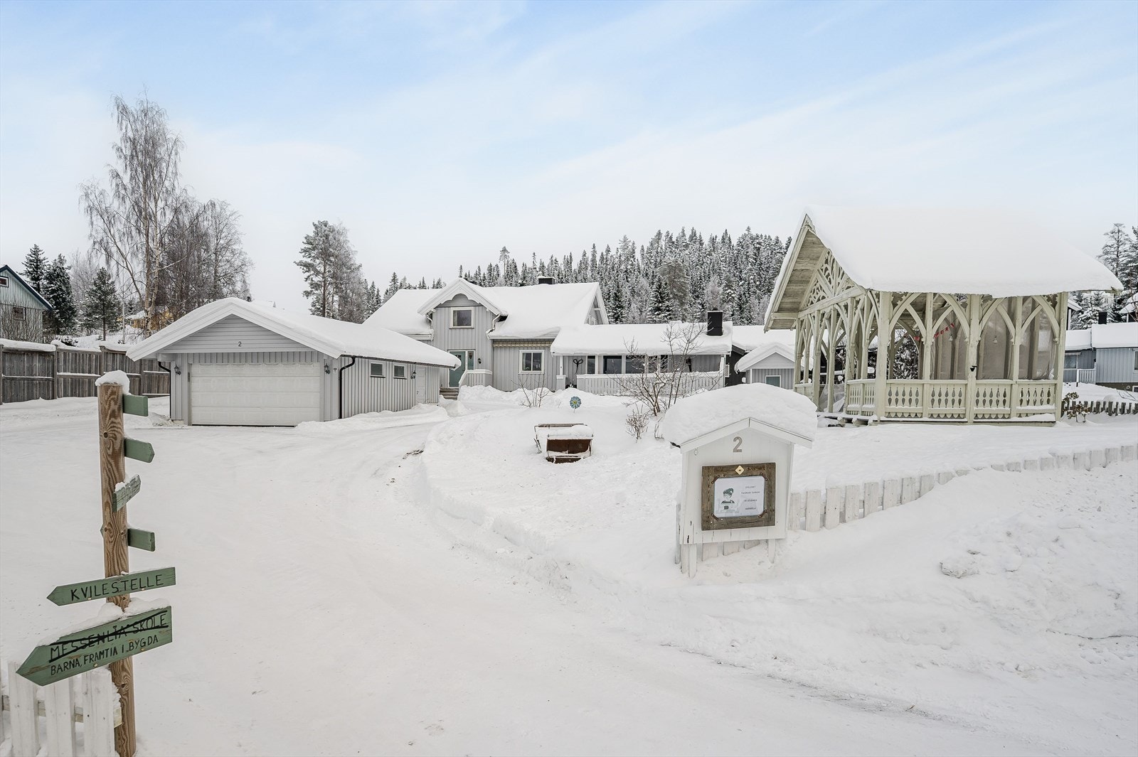 Dobbeltgarasje på 45m² fra 2010. Garasjen har leddport med elektrisk garasjeportåpner. Galleribilde