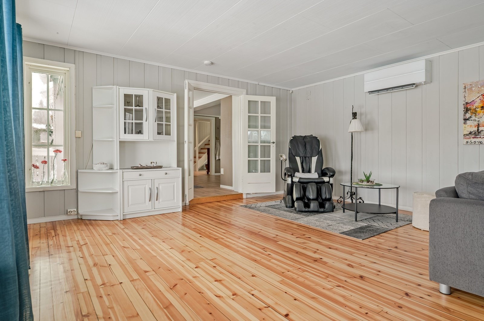 Stuen er romslig med god plass til flere sittegrupper etter eget ønske og behov. Galleribilde