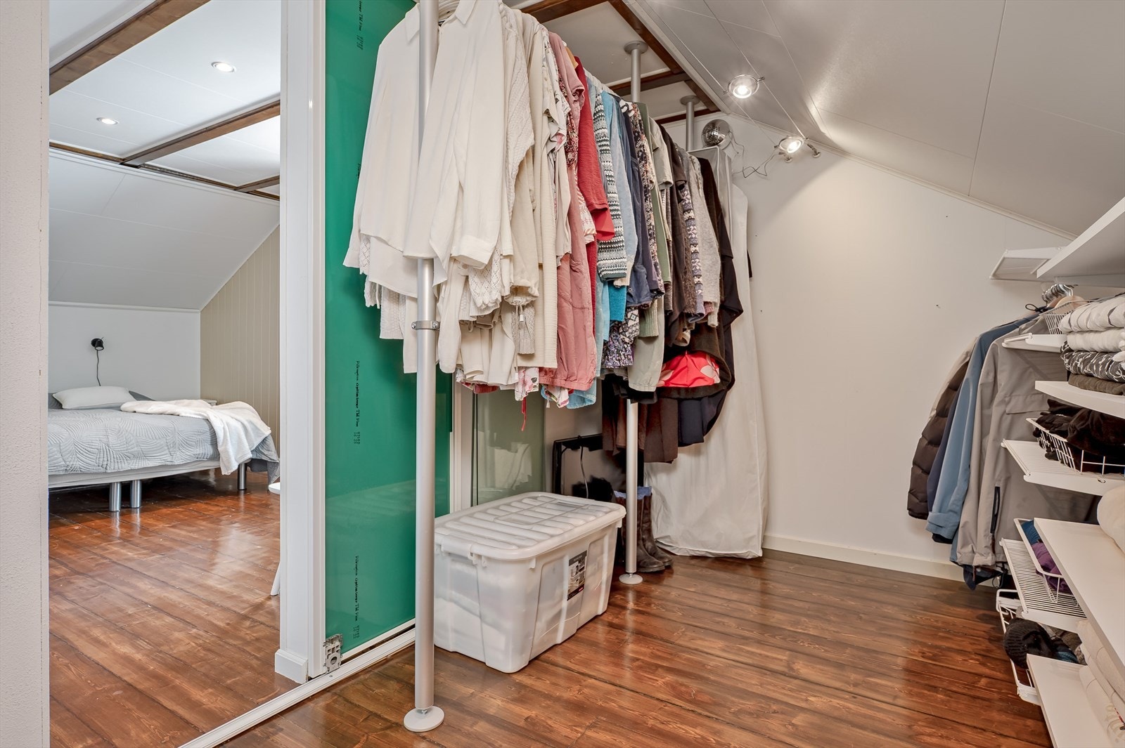 I tilknytning til soverommet er det et praktisk garderoberom med god oppbevaringsplass i åpen garderobeløsning. Galleribilde