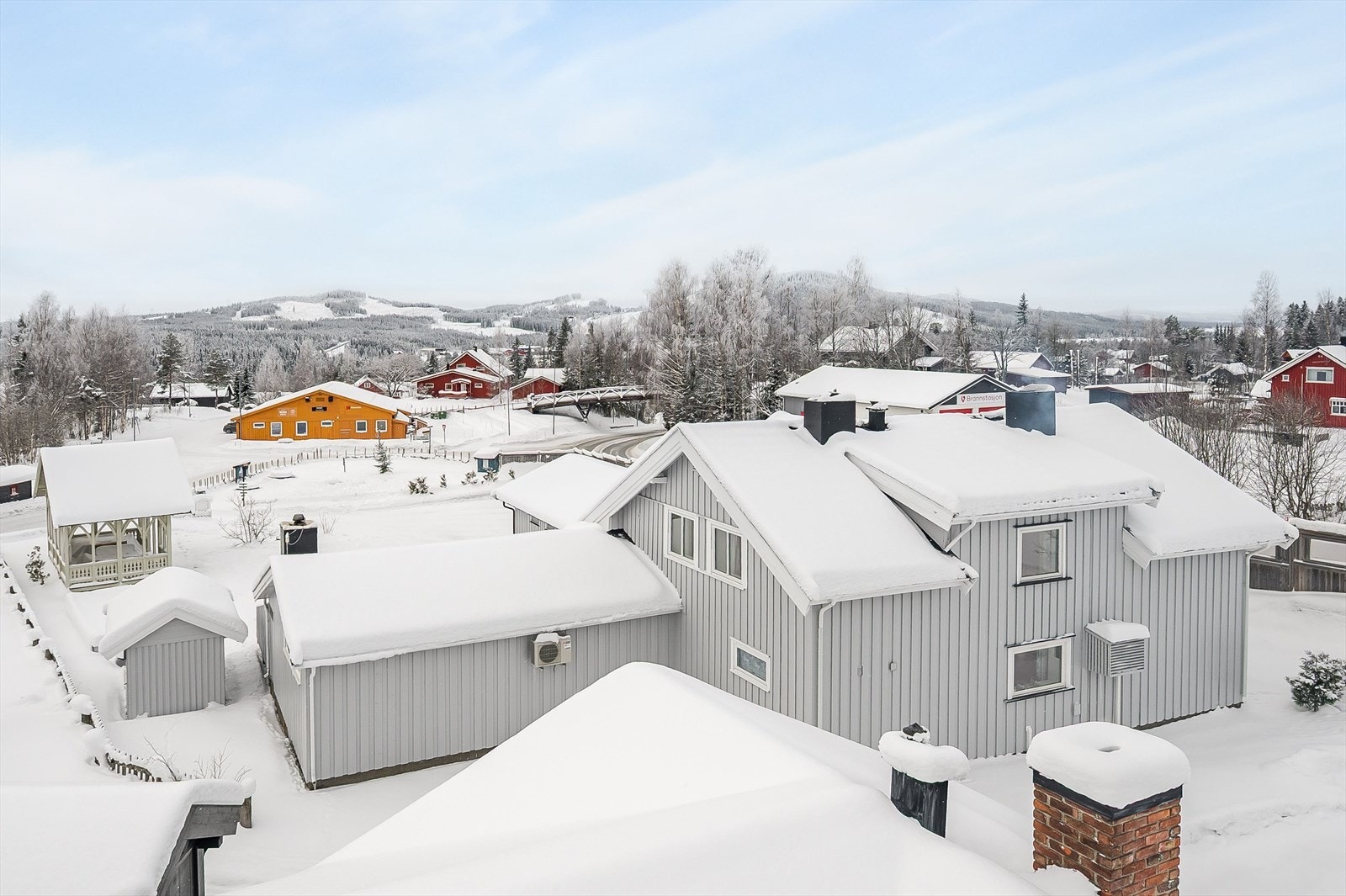 Eiendommen ligger i et rolig og familievennlig boligområde sentralt i Mesnali med kun ca. 500 meter til matbutikk og ca. 500 meter til barnehage. Galleribilde