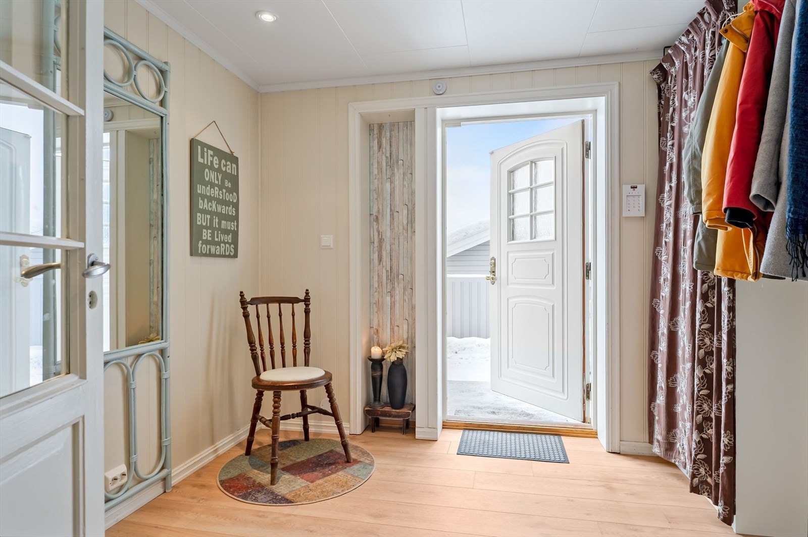 Når du entrer boligen, kommer du inn i en lys og fin entré med plass til sko og oppheng av yttertøy. God standard med Pergo klikkvinyl på gulv, lyse panelplater på veggene og downlights i himlingen. Galleribilde