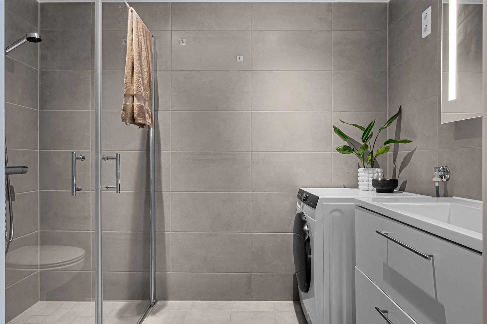 Badet ligger praktisk plassert ved soverommene. Galleribilde