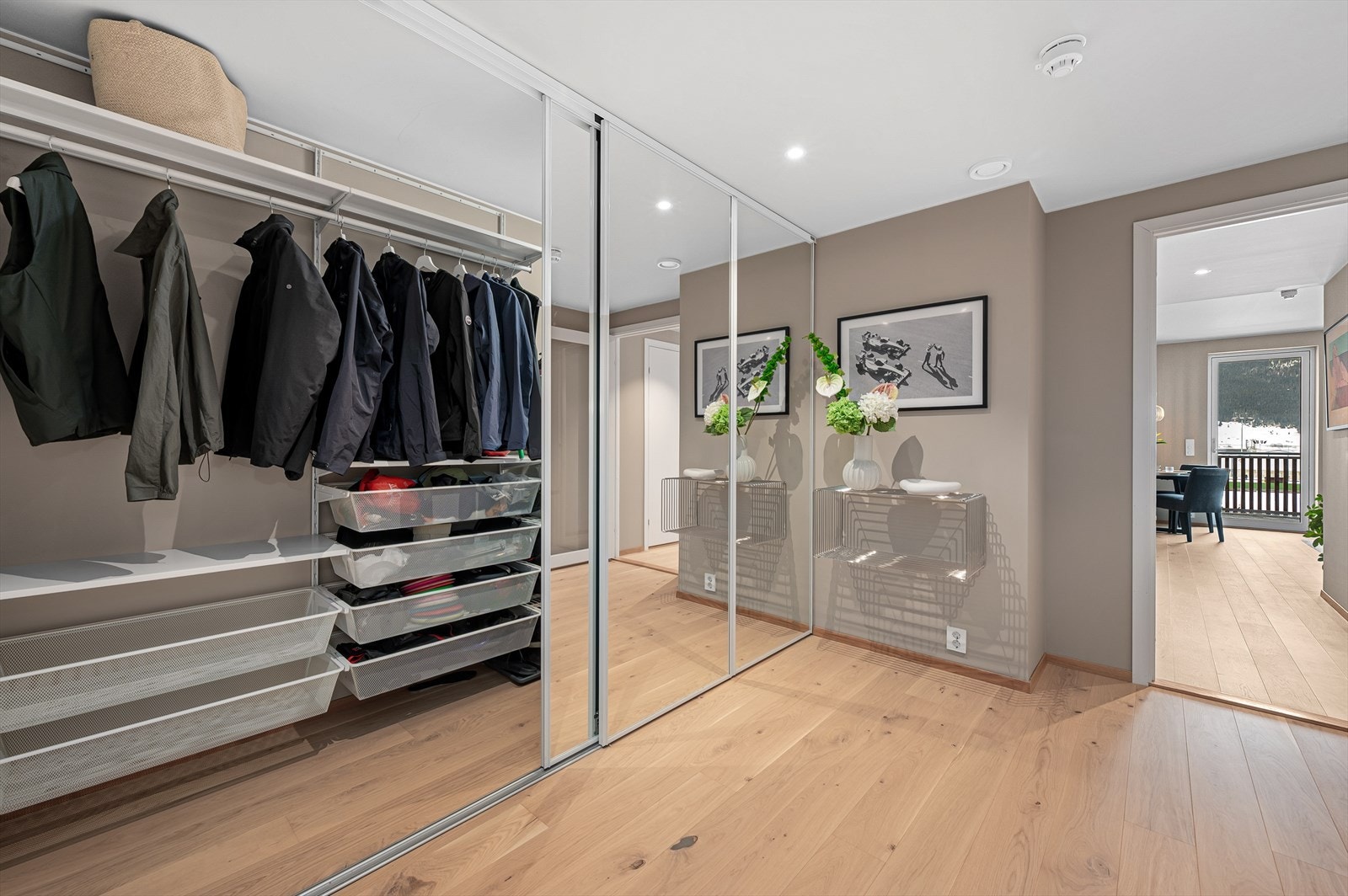 Praktisk med stor skyvedørsgarderobe. Galleribilde