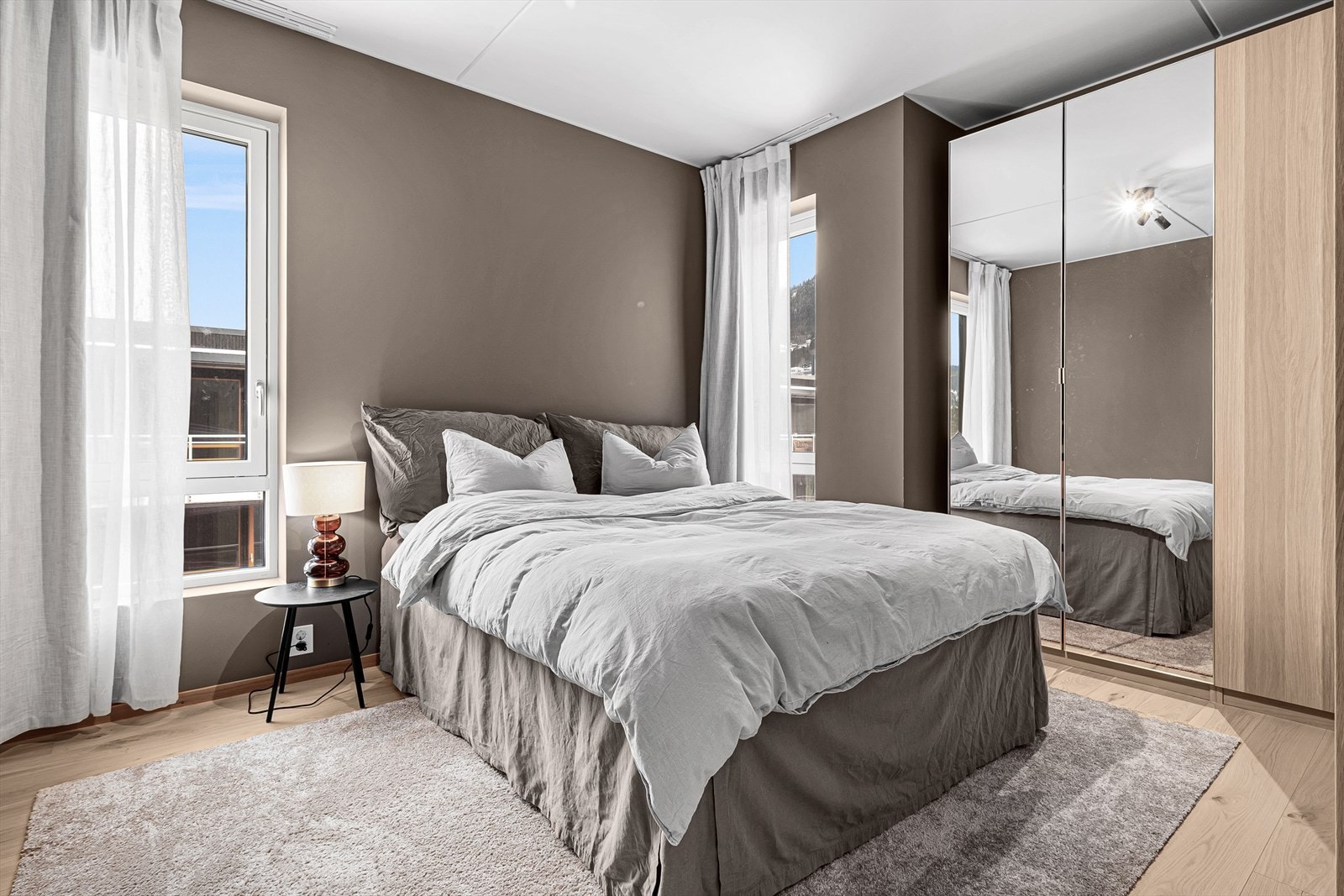 Hovedsoverommet er utstyrt med stor garderobeløsning. Galleribilde