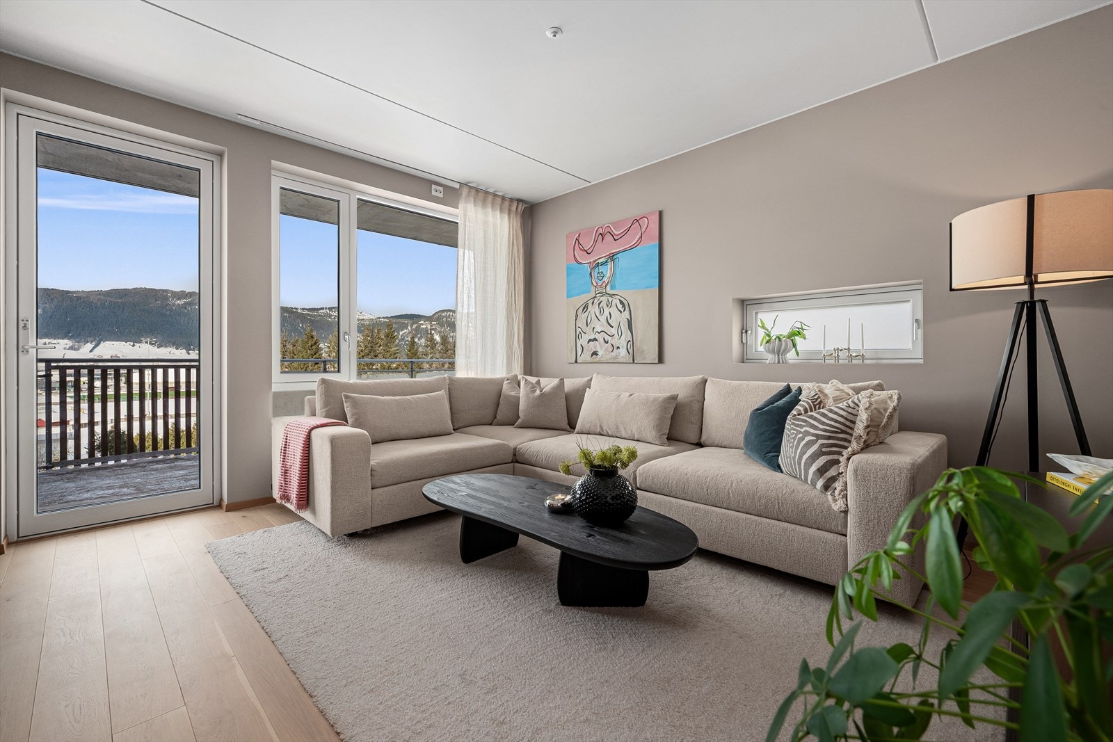 Stue med store vindusflater og utgang til overbygd balkong. Galleribilde